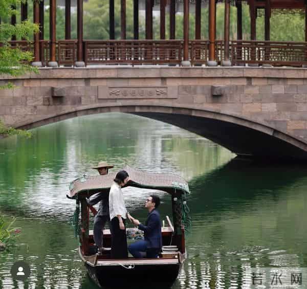 霍启仁雪山举行婚礼，妻子模样像婆婆朱玲玲，小腹隆起似双喜临门