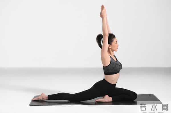 江疏影运动服裹出的腰臀曲线,配这舒展的体态,是清爽又耐看的美