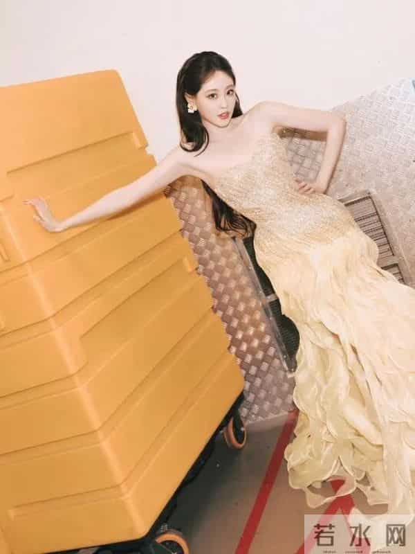 祝绪丹｜鎏金黄裙美出圈！抹胸碎钻裙尽显优雅氛围感
