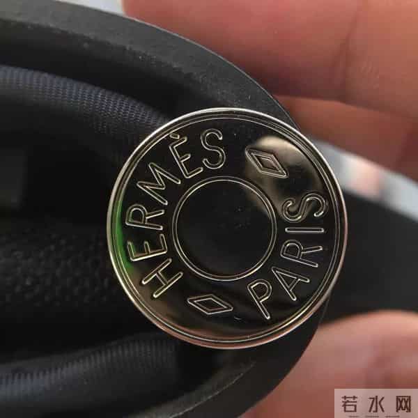 杨紫穿20年前的衣服出席活动，细心看还有污渍和虫洞…