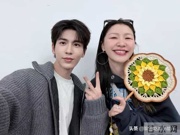 张凌赫金靖现身刘宇宁演唱会，起哄要看刘宇宁腹肌，画面太搞笑了