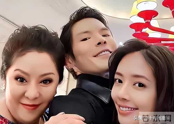 不装了！杨子黄圣依离婚后，男方妈妈另一面曝光，走上了向太老路