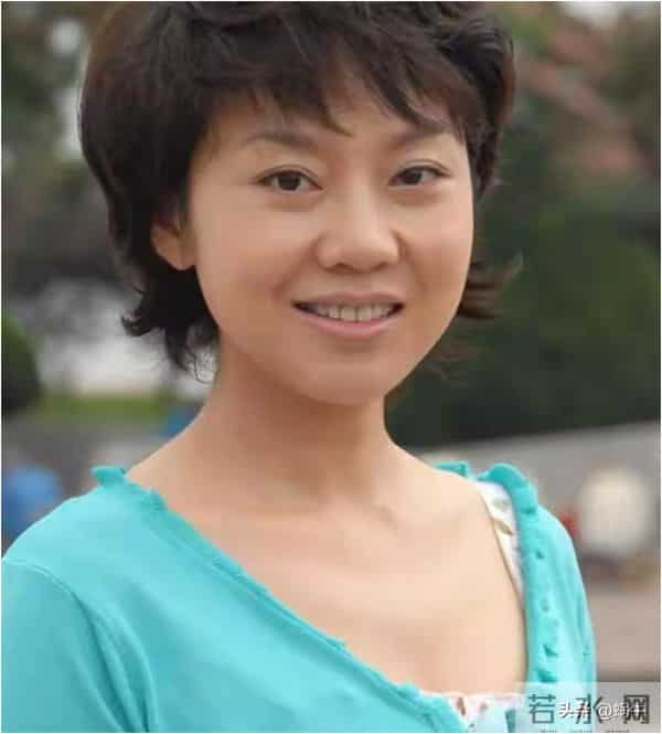 54岁闫妮现状，自然衰老其实挺自然的，这才最真实！