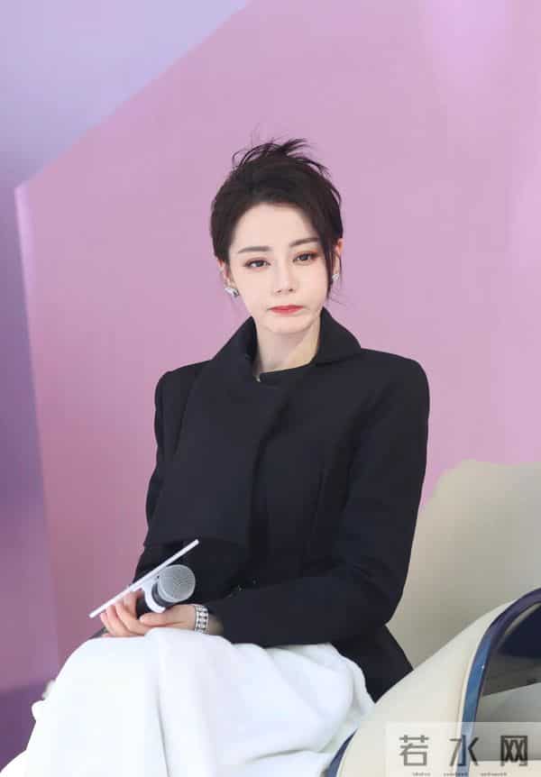 迪丽热巴线下活动“人挤人”,黑西装腰封勒出蚂蚁腰,美到窒息。