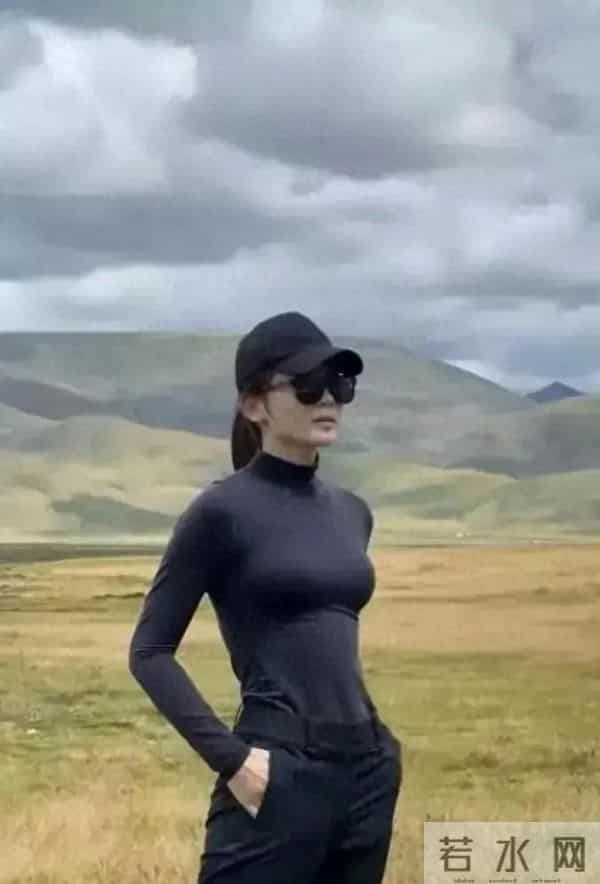 46岁刘涛洱海放飞了!穿黑色紧身瑜伽服身材火辣,这状态嫩回26岁