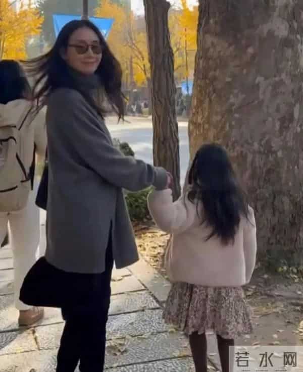 崔智友带娃出游，这身材和颜值，披麻袋都好看，行走的衣架子啊！