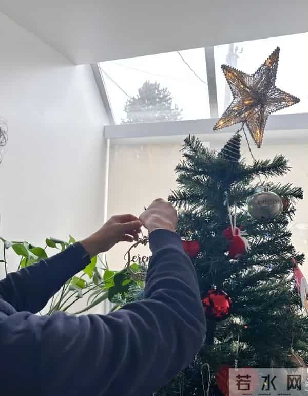 婚变风波后钟嘉欣晒全家福合照，老公侧身出镜，一家人装饰圣诞树