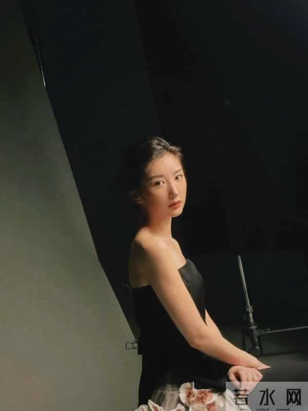 毛晓彤戴黑丝手套，又纯又欲，太丝滑