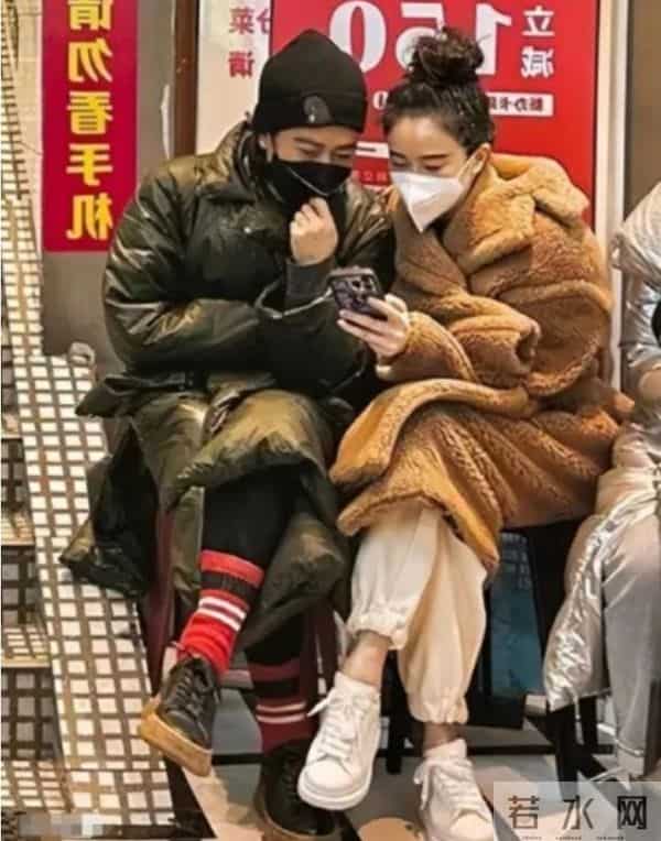 左小青撸串太接地气!穿大衣露脚踝时髦减龄,48岁嫩得像个小姑娘