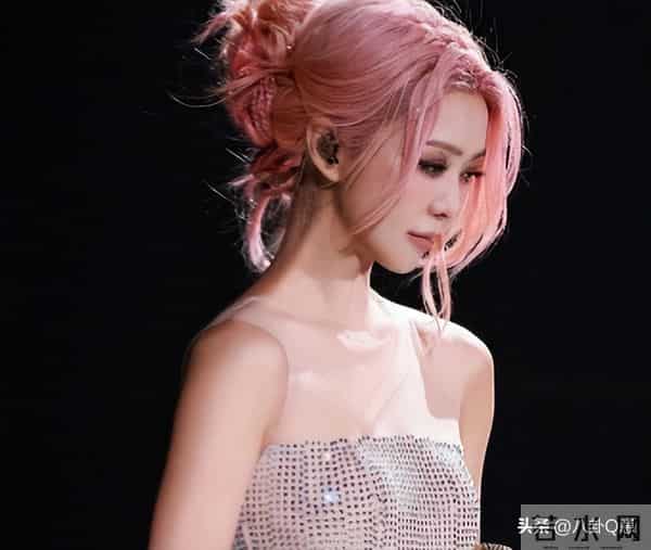 香港“最后”一个天后,被拍到和黑人出入酒店,如今43岁孤身一人