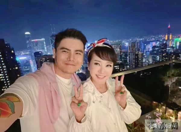 谢霆锋妈妈狄波拉和朋友庆祝76岁生日,她头戴蝴蝶结,白衣白裤