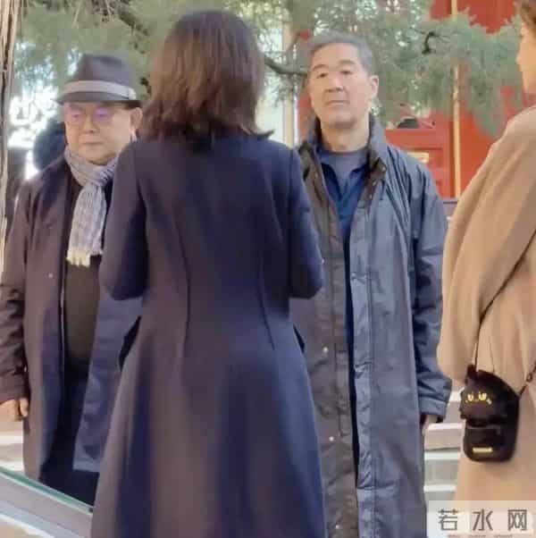 70岁张国立和76岁王刚在北京被偶遇，俩人老了好多，同框好温馨啊