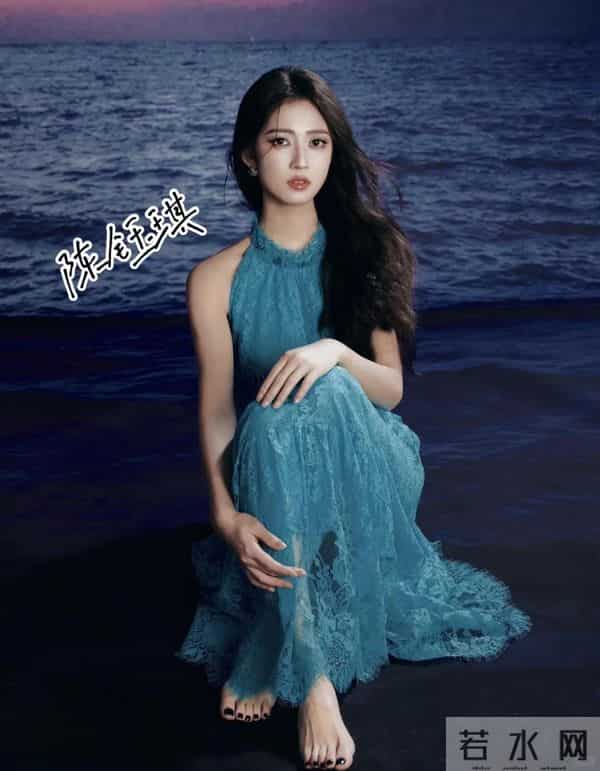 光着小腿丫子的陈钰琪 太美丽动人了。
