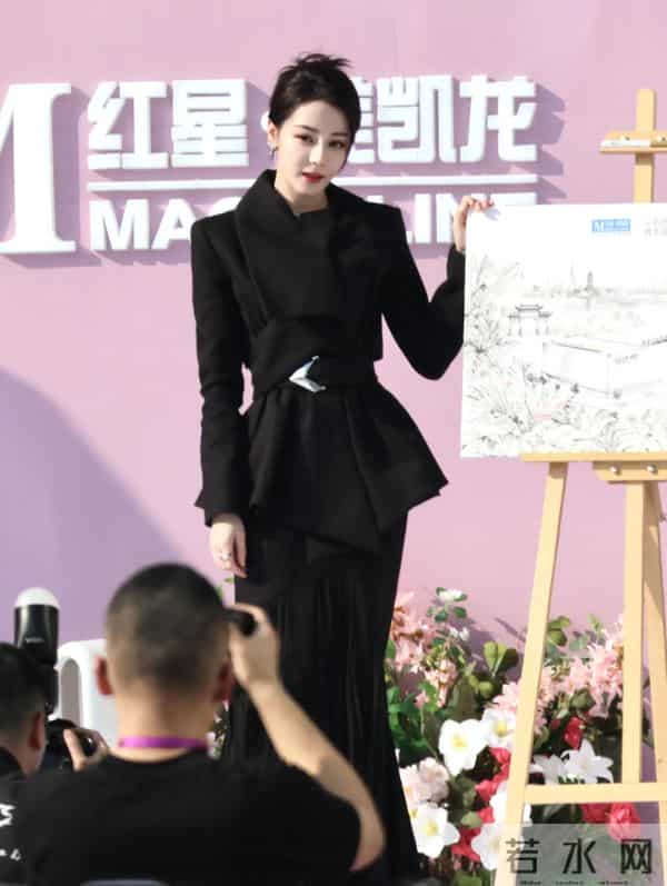 迪丽热巴线下活动“人挤人”,黑西装腰封勒出蚂蚁腰,美到窒息。