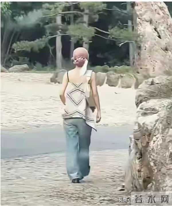 别容貌焦虑了!赵丽颖真实身材曝光,原来女明星也和我们一样