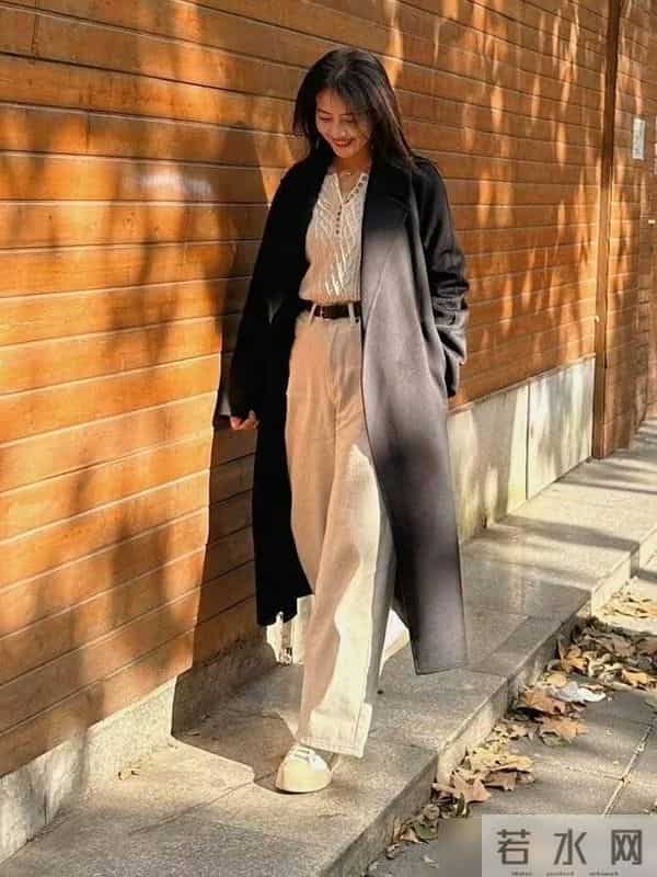 45岁高圆圆又带火了简约穿搭:羊羔毛外套内搭一身黑,高级又洋气