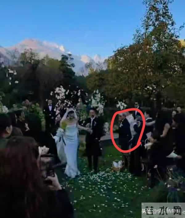 霍震霆朱玲玲出席三儿子婚礼，现场布置简单，不及当年霍启刚婚礼