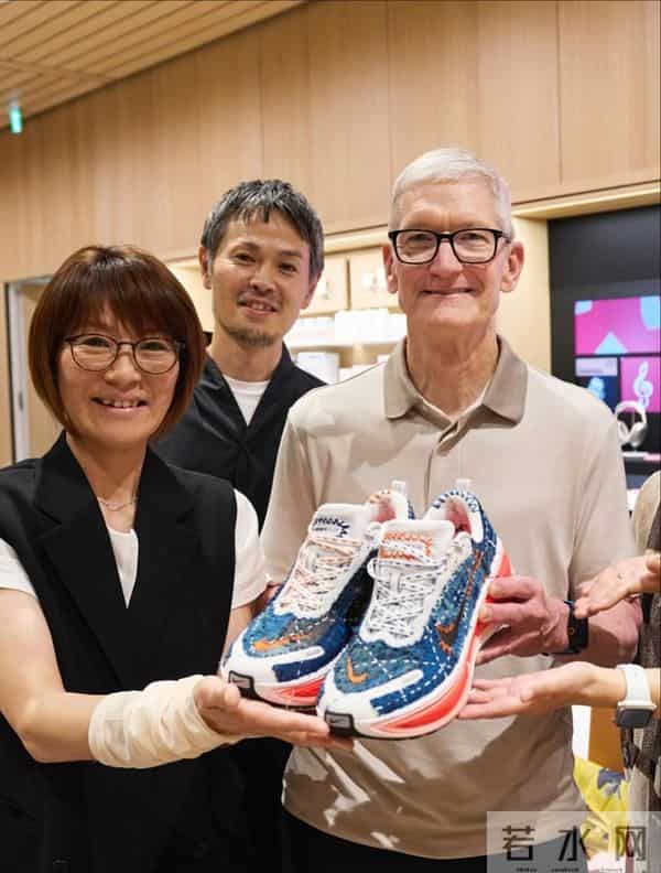 苹果 CEO 又穿球鞋!这次是「闪电倒钩」!