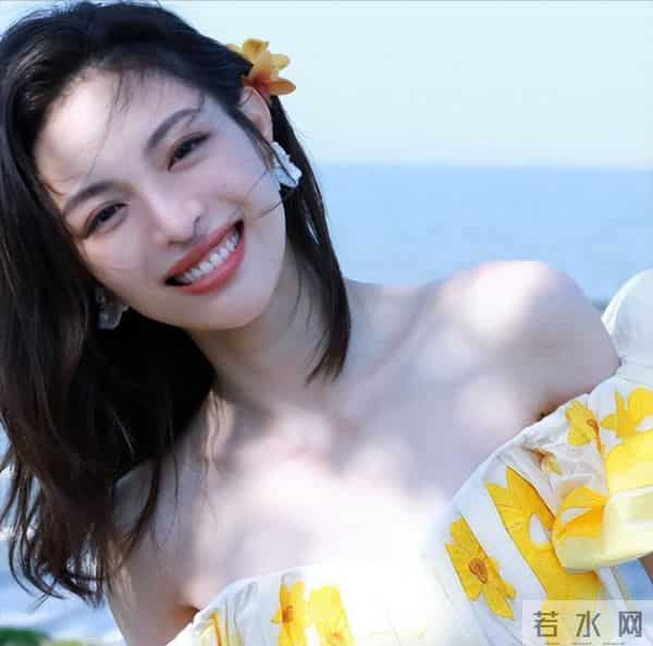 钟楚曦又“抢”C位?这一次合影环节站中间,抢风头争议又来了