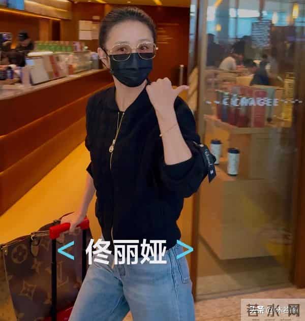 杜江霍思燕机场被偶遇，二人气场强大，霍思燕挽着杜江胳膊好甜蜜