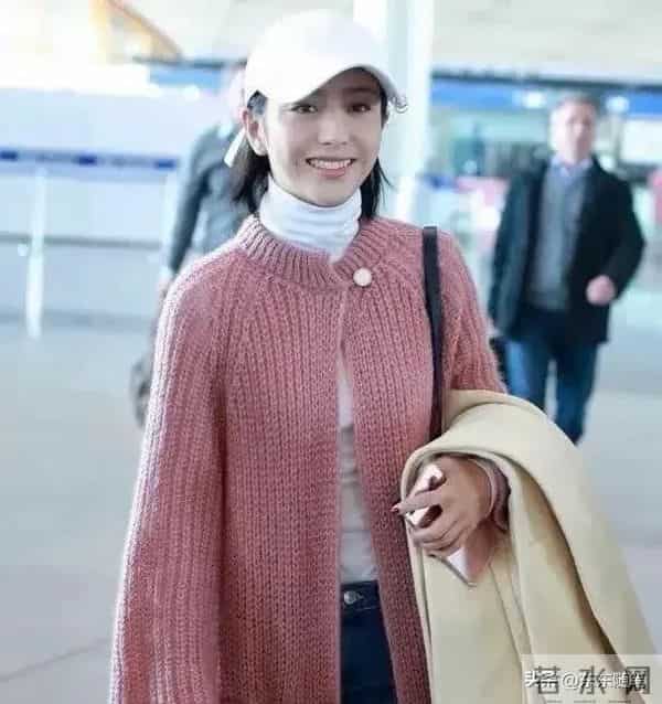 佟丽娅机场私服真会穿!长款针织大衣+牛仔裤,时髦又减龄