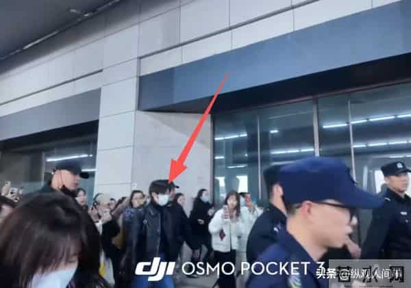 机场偶遇李宇春,穿土黄色棉袄平底鞋,被路人冲撞后眼神凌厉