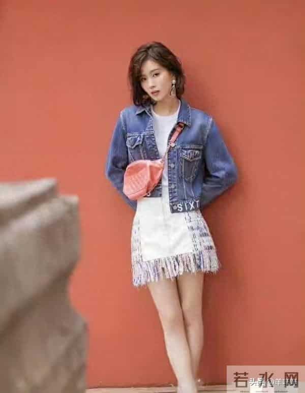 刘诗诗换微卷短发后像换了个人,穿牛仔外套又美又纯,差点认不出