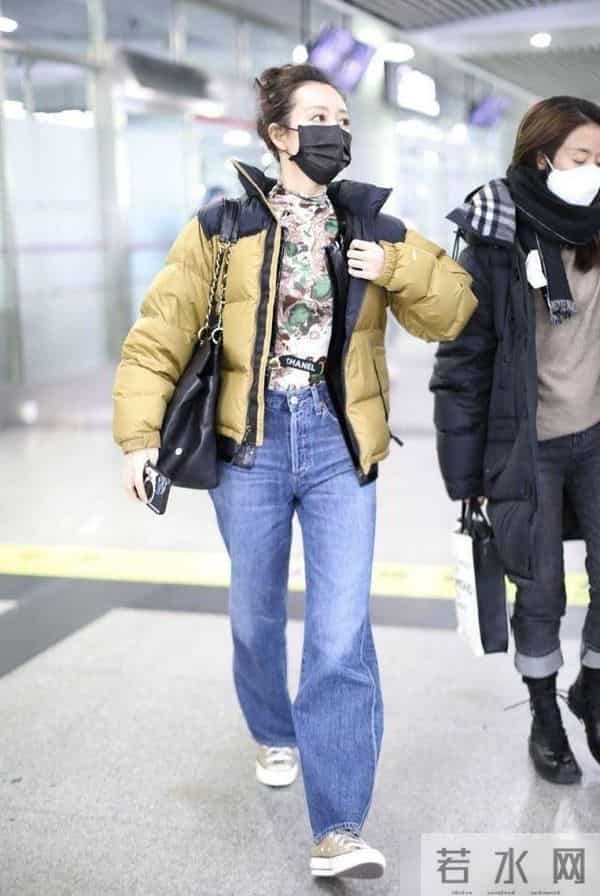 王鸥烫了羊毛卷带火了秋冬新穿搭:羽绒服+牛仔裤,高级又洋气