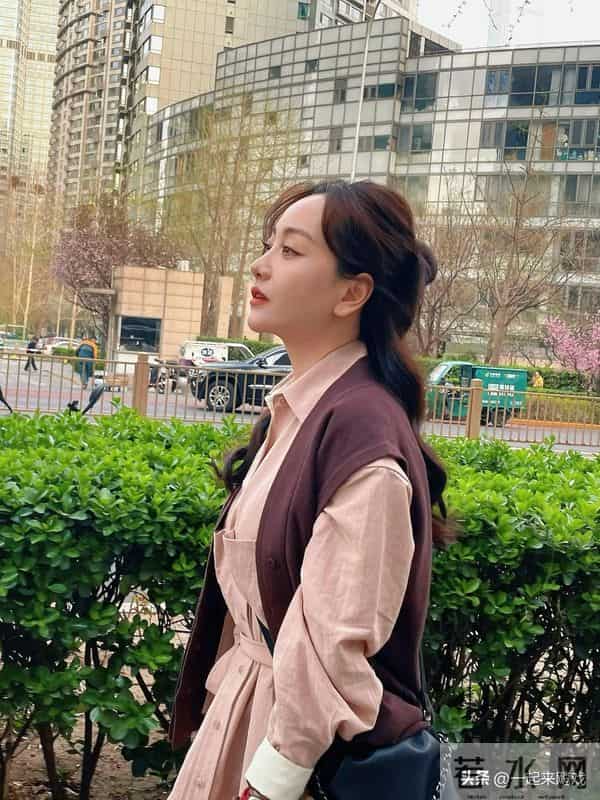 杨蓉极具东方古典的含蓄美,御姐气质