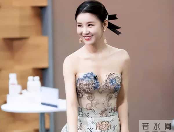 40岁李小萌晒精修美照！皮肤水灵有少女感，开豪车却被嘲无富婆相