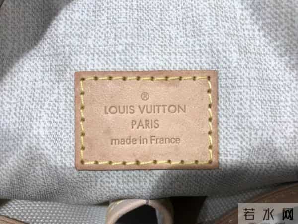 杨紫穿20年前的衣服出席活动，细心看还有污渍和虫洞…