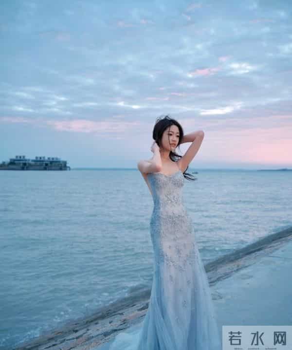 向涵之 吊带低胸裙