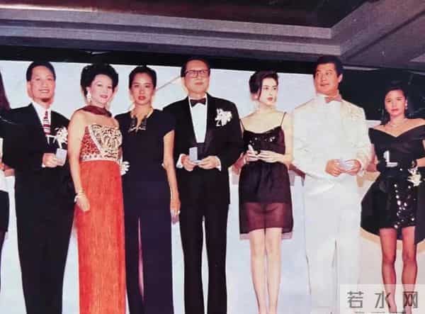 娱乐圈满族美女图鉴：每一位都貌美如花，谁最令你意想不到？