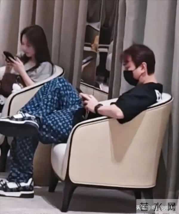 王思聪“最长女友”翻车：1年宠爱喂了狗？懒懒狂甩二手奢侈品！