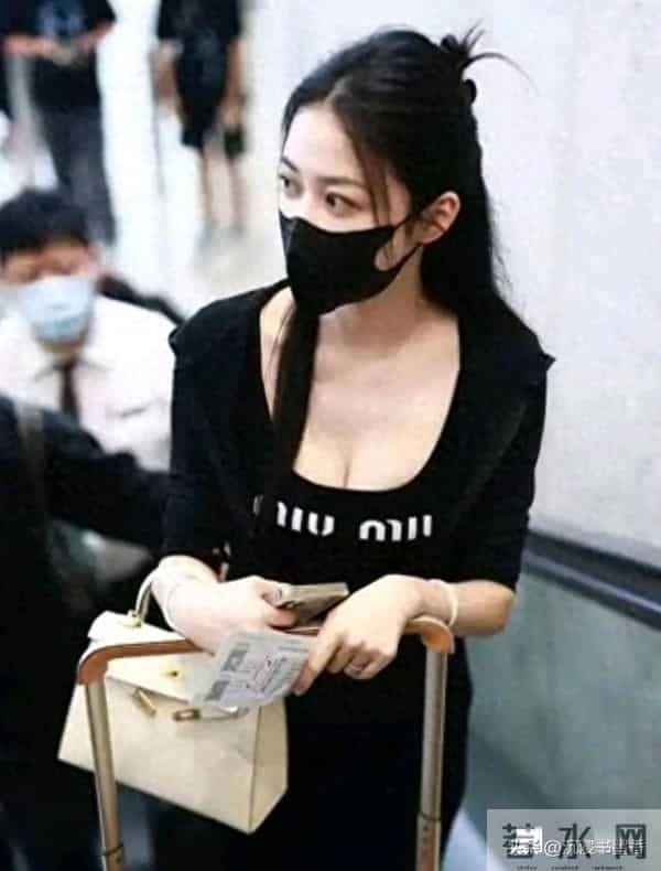 潘玮柏机场大秀老婆好身材!前凸后翘腿子长!颜值更是在线