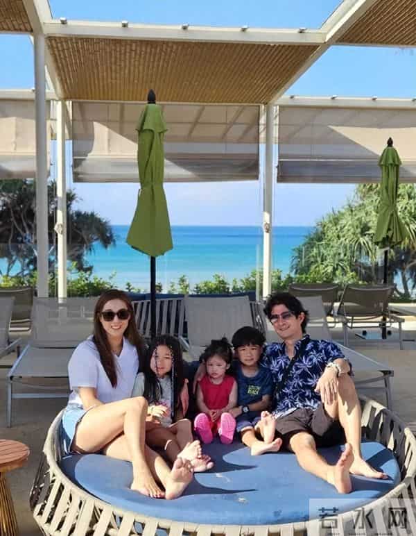 婚变风波后钟嘉欣晒全家福合照，老公侧身出镜，一家人装饰圣诞树