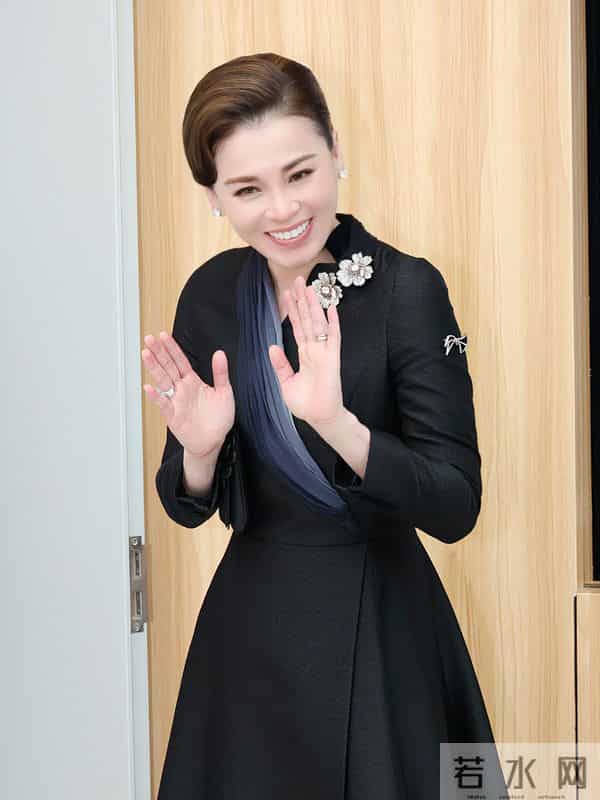 苏提达的审美高级,一袭黑色礼服又瘦又美,中泰混血颜值就是高