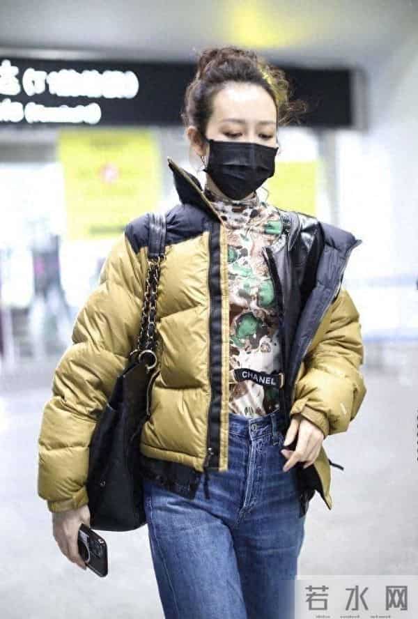 王鸥烫了羊毛卷带火了秋冬新穿搭:羽绒服+牛仔裤,高级又洋气