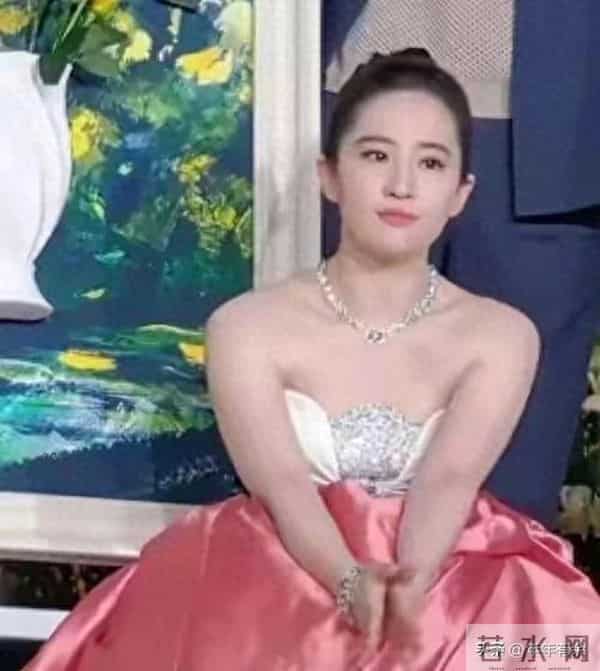 神仙姐姐竟变中年妇女 刘亦菲大白腿太粗引热议 真的胖到120斤