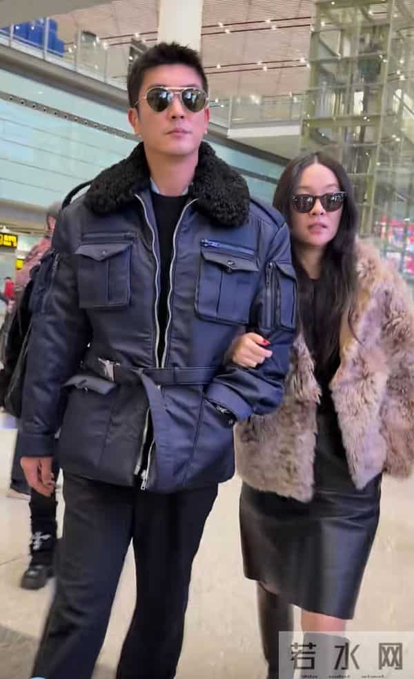 霍思燕皮草配皮靴机场挽着杜江,两人像走秀,气场全开!