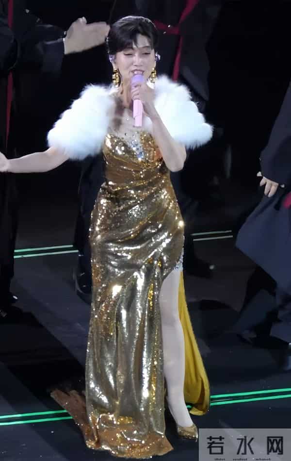 72岁赵雅芝太拼!穿高开叉裙跳“擦边”舞,累到大喘气还敲架子鼓