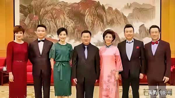 央视主持人,在一起,笑容灿烂,合影留念