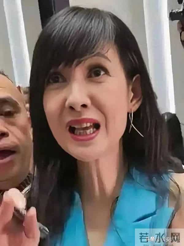 周慧敏老到认不出!皱纹明显还满口黄牙,明明57岁却看着像70岁