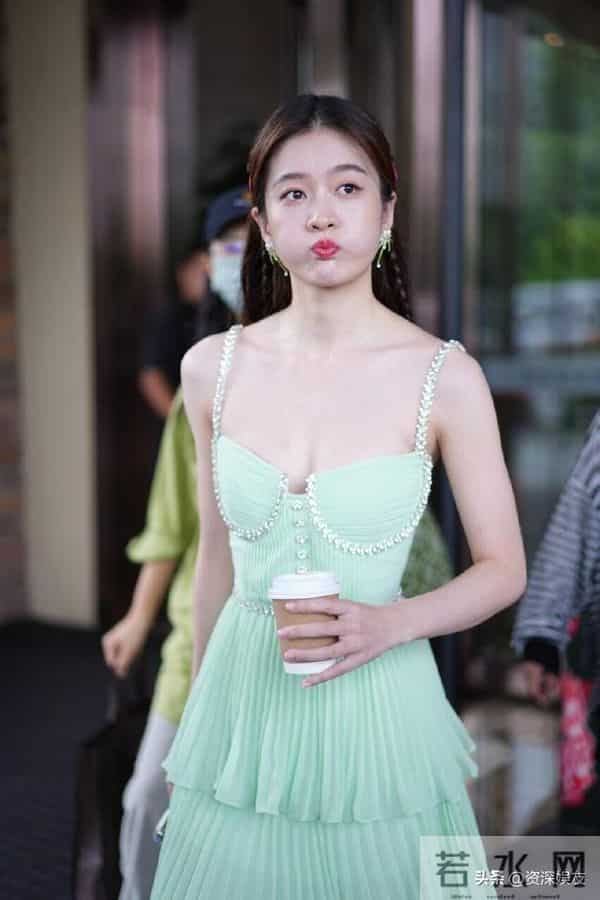 张雪迎 上班路透生图，大尺度吊带抹胸裙，光脚高跟