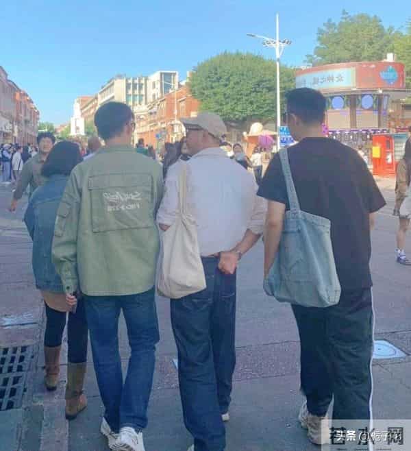 46岁严屹宽和朋友在泉州逛街，他打扮有型，脸好能打，好帅气啊