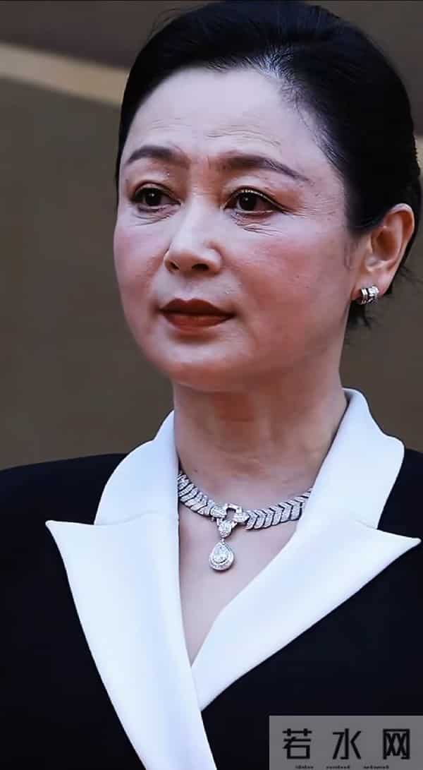 闫妮素颜曝光显老态,网友抓拍明星,高清镜头下,原来她们长这样