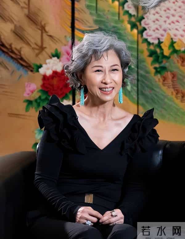 64岁叶蒨文在广东佛山逛街,没有医美痕迹,但白发苍苍太显老