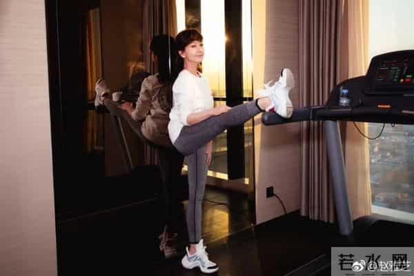 赵雅芝从艺50周年生日派对,打完架子鼓跳扫腿舞,网友:谁敢想她已经72了