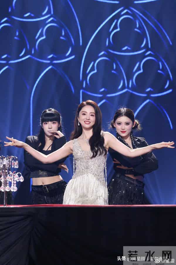 董璇 二婚首秀劲歌热舞 热辣身姿很迷人