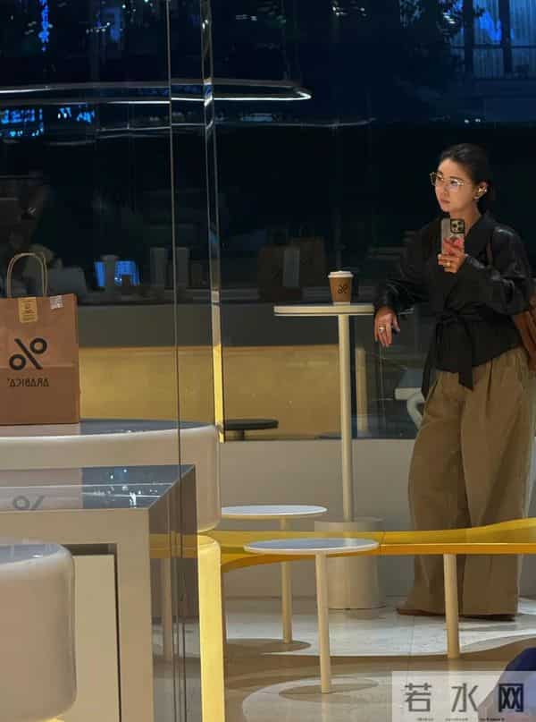 40岁李小萌晒精修美照！皮肤水灵有少女感，开豪车却被嘲无富婆相